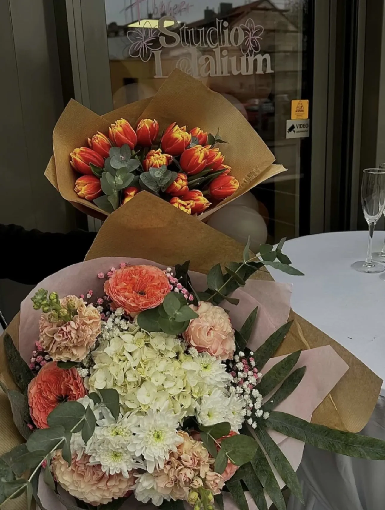 Flower Studio Lelalium – Sträuße vor dem Studio