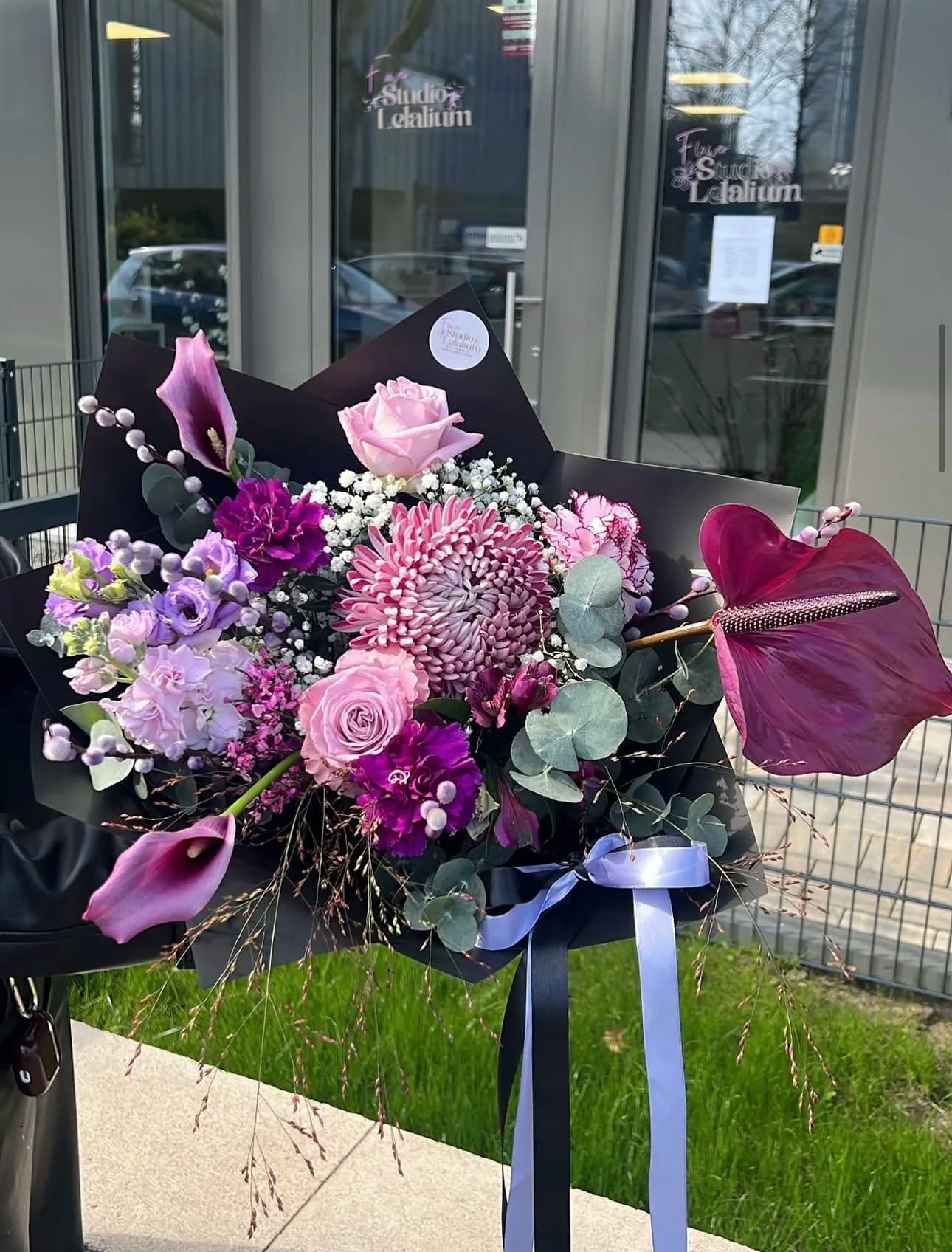 Eleganter Strauß in Lila und Pink mit Calla-Lilien